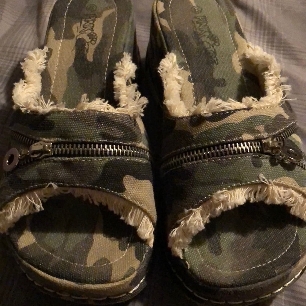 Pink toe wedges camo